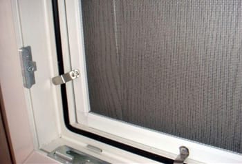 Антимоскитные сетки на окна - внутрирамные и на карманах 